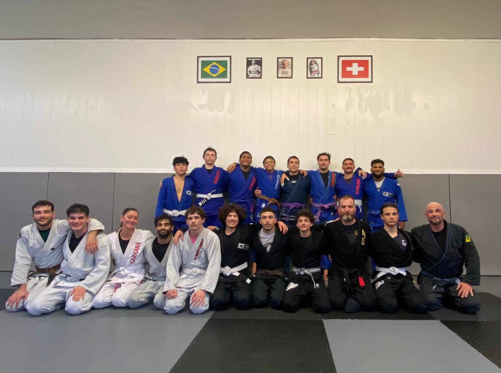 L'équipe Atlas JJB réunie sur le tatami, drapeaux du Brésil et de la Suisse au mur